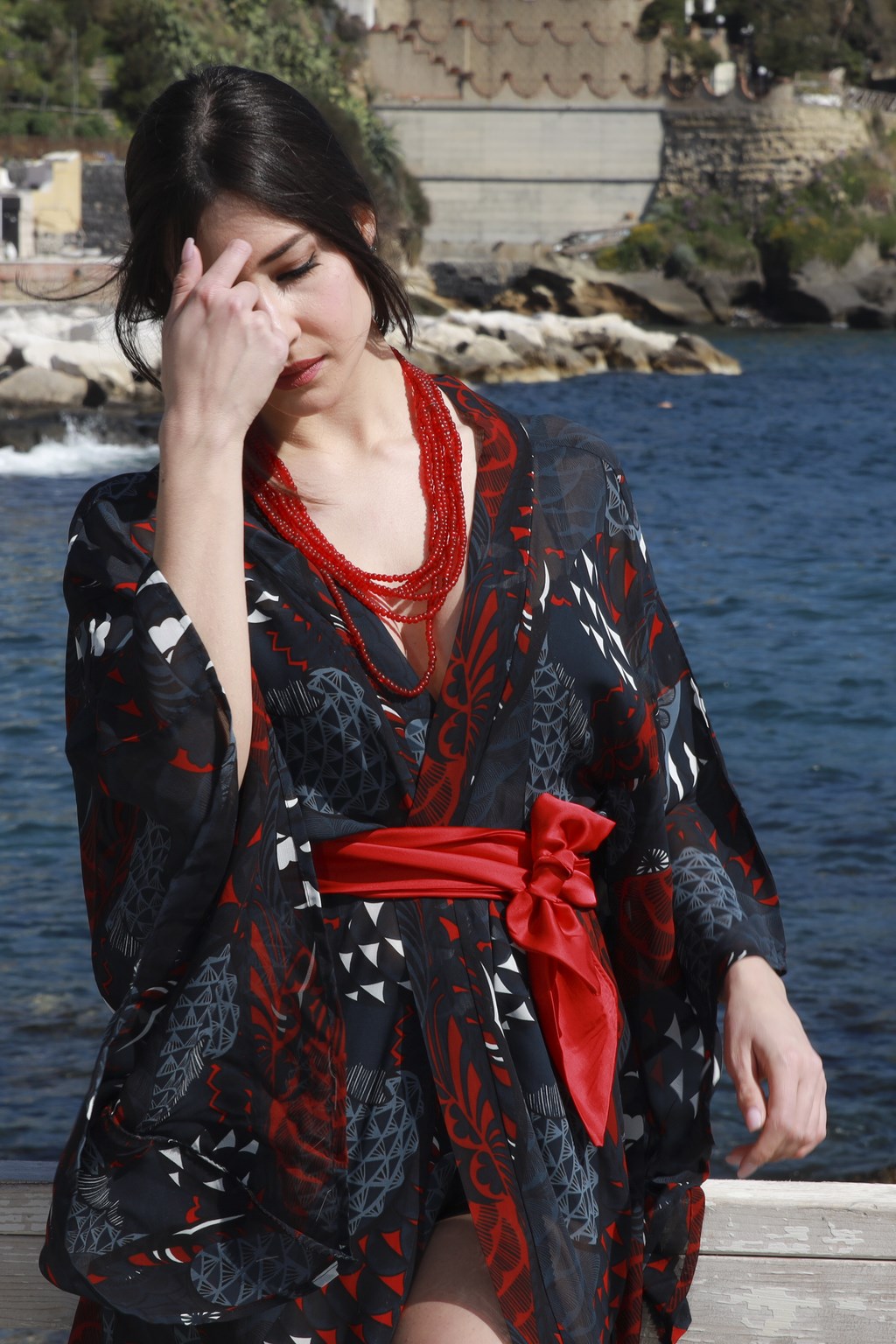 Kimono In Chiffon Fantasia Nero Rosso E Bianco Con Maniche E Fusciacca Rossa In Setatipiche Giapponesi