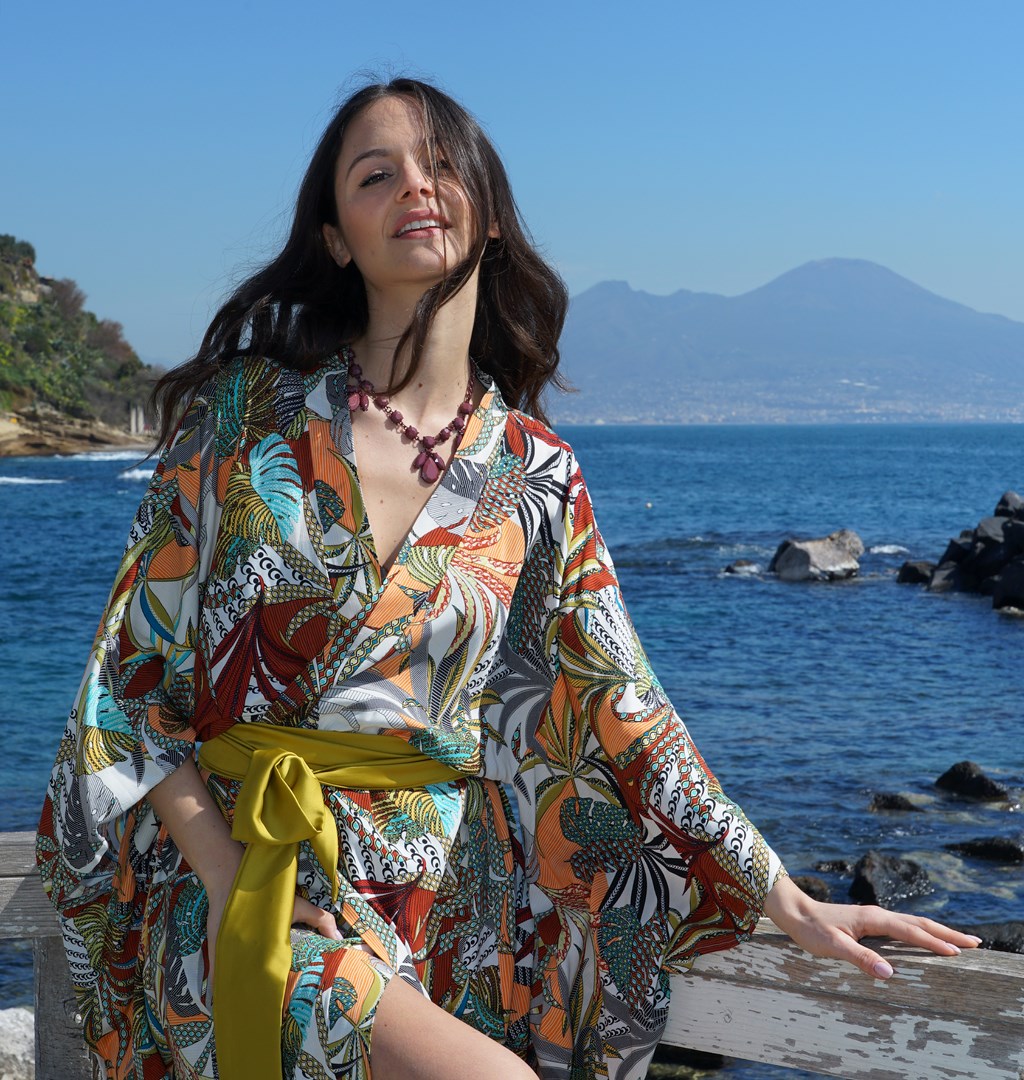 Kimono In Sta Fantasia Tropicale Con Fusciacca In Seta Giallo ocra