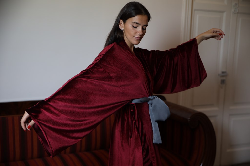 Kimono In Velluto Bordeaux Con Fusciacca In Organza Grigia