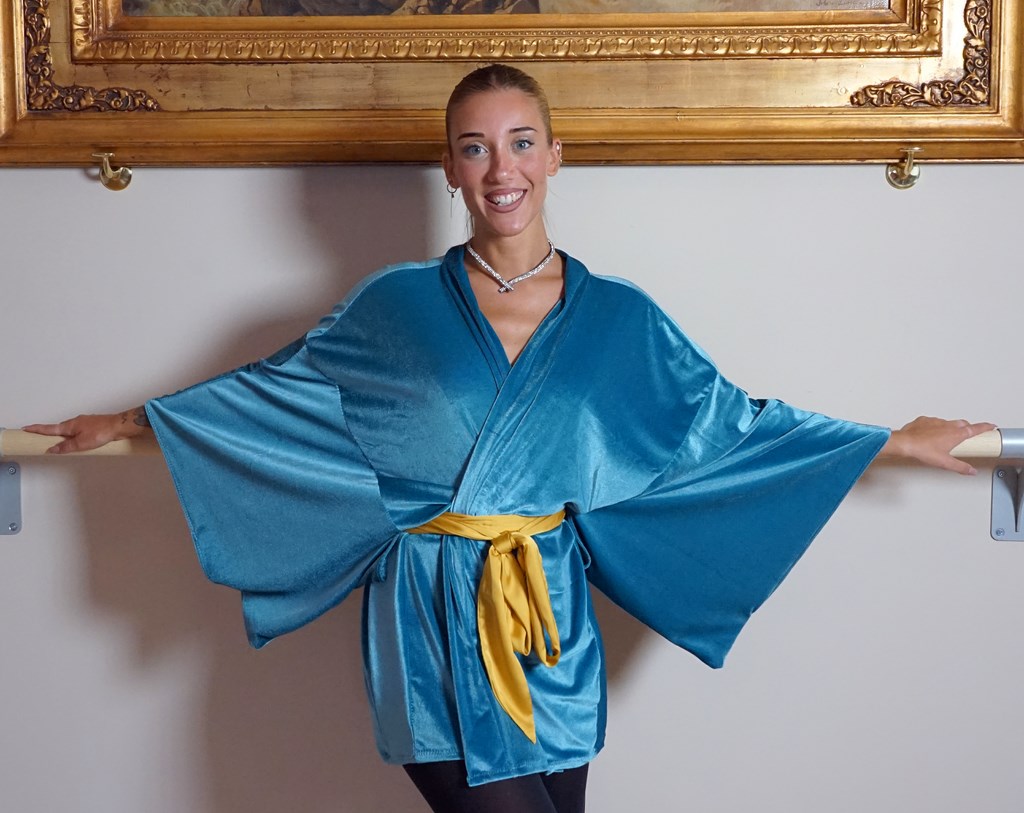 Kimono Corto In Velluto Celeste Con Fusciacca Gialla In Seta