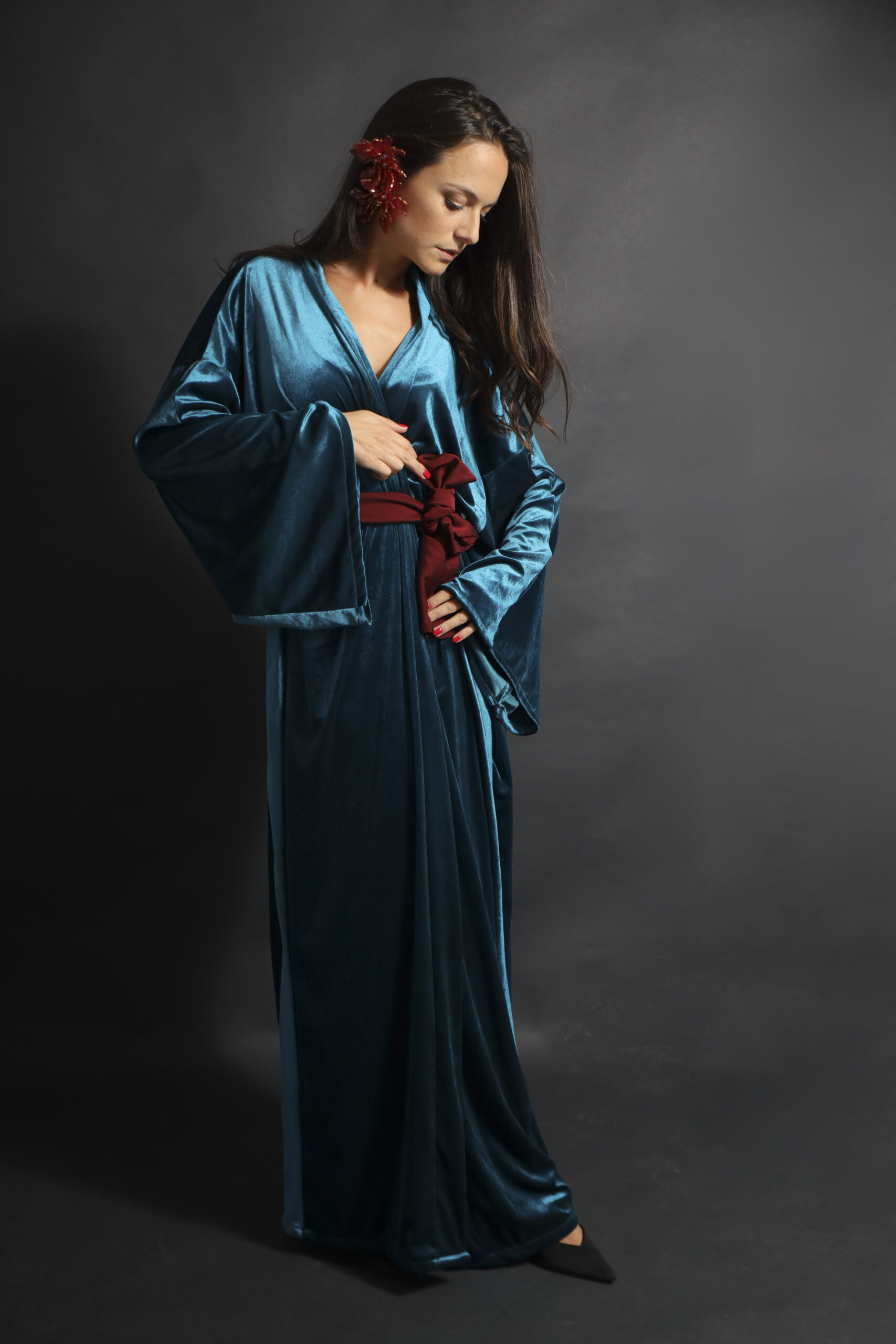 Kimono Lungo In Velluto Blu Elettrico Con Fusciacca In Organza Bordeaux